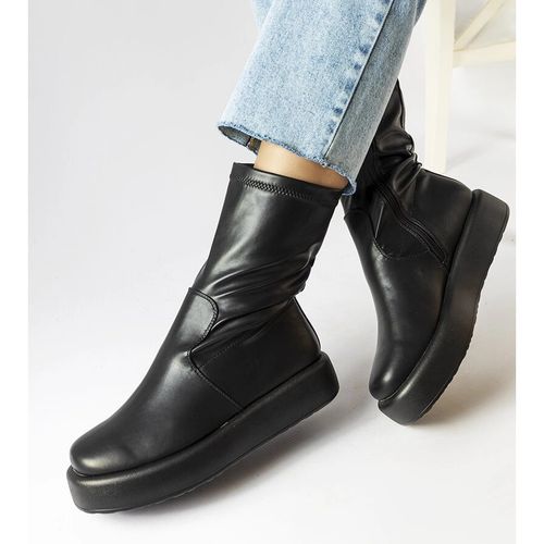 Czarne botki na platformie r.39 na Arena.pl