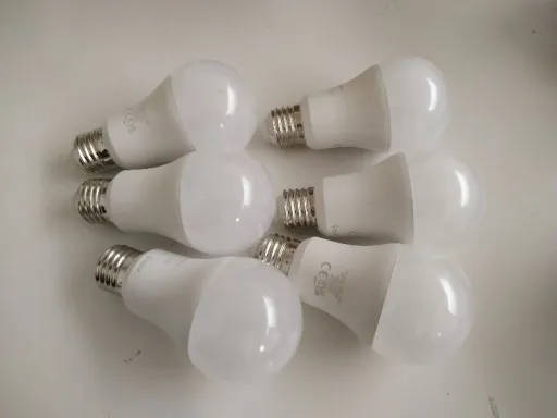 ŻARÓWKI LED AMAZON BASICS CIEPŁY BIAŁY E27 6 SZTUK zdjęcie 5