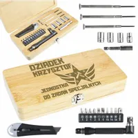 ZESTAW NARZĘDZI W DREWNIANEJ SKRZYNCE Z GRAWEREM NA ŚWIETA DZIEŃ DZIADKA