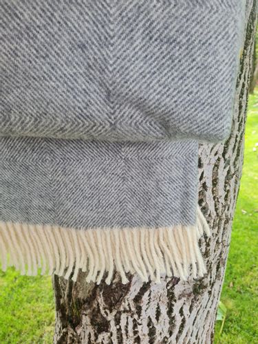 Koc wełniany z frędzlami 150x200 DIAGONAL wełna nowozelandzka popiel na Arena.pl