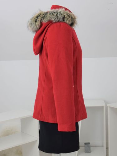 Czerwona kurtka z futrem na Arena.pl