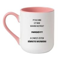 KUBEK "PYTASZ MNIE CZY MAM WAHANIA NASTROJU? NIGDY! JA ZAWSZE JESTEM RÓWNIUTKO WKURWIONA" Wzór - Elegant Biało-Różowy 330 ml