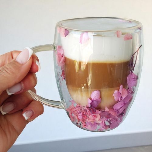 szklanka termiczna z kwiatami w środku, gipsówka hortensje róż na Arena.pl