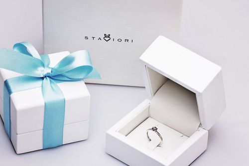 Złoty pierścionek PBD3748W - Diament na Arena.pl