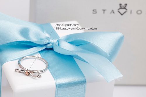 pierścionek - kokardka z białego złota z diamencikiem na Arena.pl