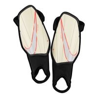 Ochraniacze piłkarskie Nike Charge Jr SP2165-113 L (140-150cm)