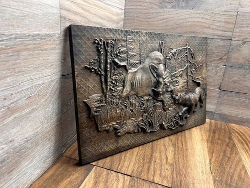 Prezent dla myśliwego płaskorzeźba drewniana polowanie na dzika dla leśnika na Arena.pl