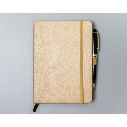 beżowy notes w formacie b6 zadrukowany w kropki, wyposażony na Arena.pl