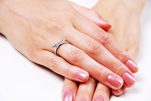 pierścionek - kokardka z białego złota z diamencikiem na Arena.pl