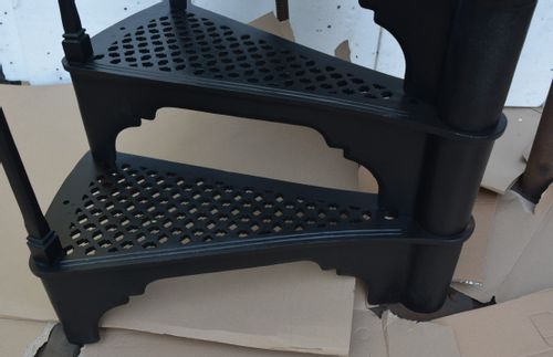 SCHODY KRĘCONE FI 1,36 M - WZÓR NR 3 - 1 TRALKA NA STOPNIU ŻELIWNE na Arena.pl