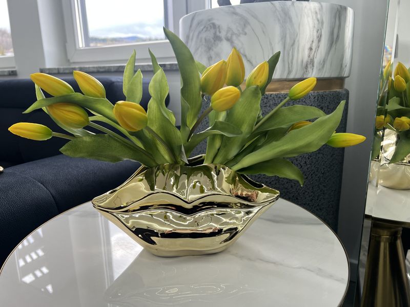 Złoty wazon osłonka usta zdjęcie 2