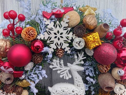 Wianek świąteczny z reniferem 38 cm – czerwono-złoty, bogata dekoracja na Arena.pl