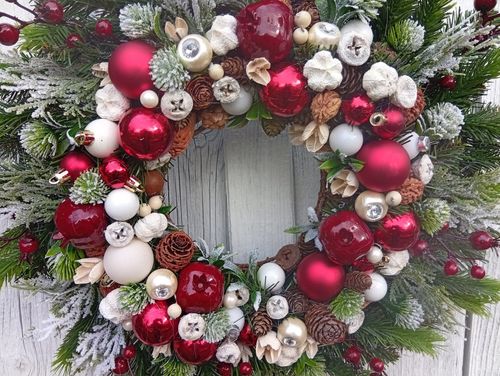 Wianek świąteczny 50 cm czerwony z białymi dzwonkami i zimowymi dodatkami na Arena.pl