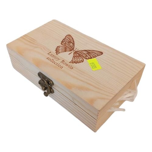 Ręcznie robiona muszka z piórami na Arena.pl