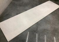 Betonowe schody, szare płytki z rowkiem 120x30