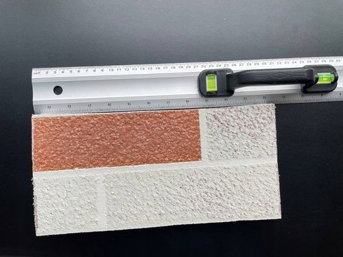 Próbki kolorystyczne cegieł AMK na siatce na Arena.pl