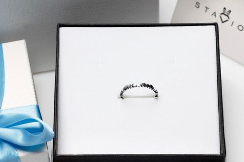 srebrny pierścionek z serduszkami na Arena.pl