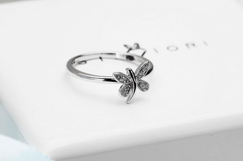 pierścionek motylek z białego złota z diamentem na Arena.pl