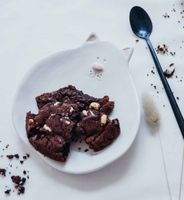 Biały talerzyk deserowy kot - Rękodzieło na prezent - Lamabo Ceramics