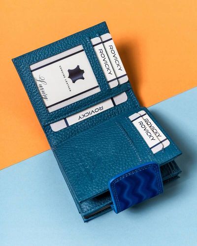 skórzany portfel damski na zatrzask i bigiel ze wzorem w fale - lorenti na Arena.pl