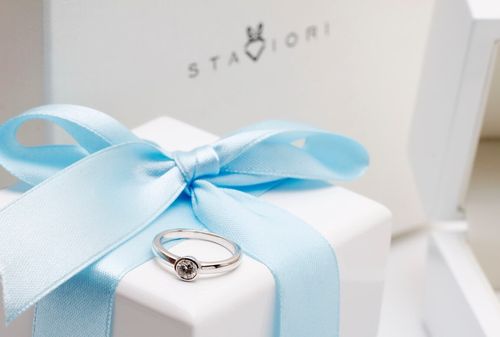 Emaga Złoty pierścionek PBD3893 - Diament na Arena.pl