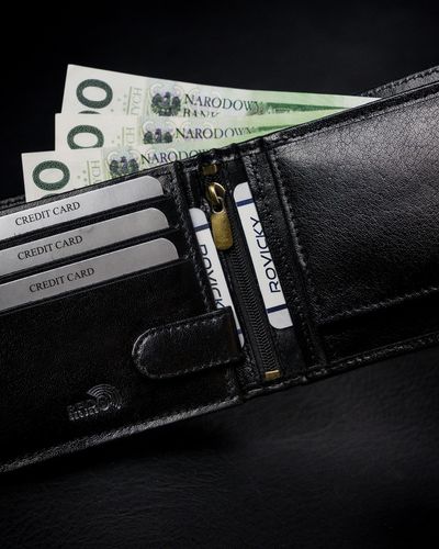 cienki portfel męski z naturalnej skóry licowej ze schowkiem na suwak na Arena.pl