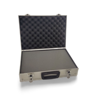 Średnia walizka aluminiowa z wypełnieniem piankowym