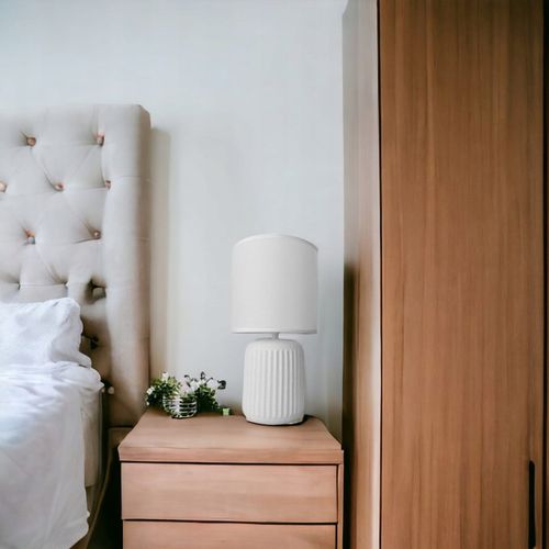 Lampka nocna z abażurem biała ceramiczna ryflowana DION D1 na Arena.pl