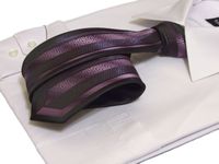 Śledź KRAWAT fioletowy z asymetrycznym czarnym wzorem