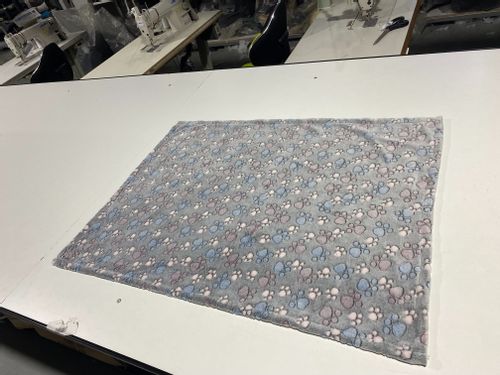 Koc Polarowy 70X50 Cm Łapy Ciemne na Arena.pl