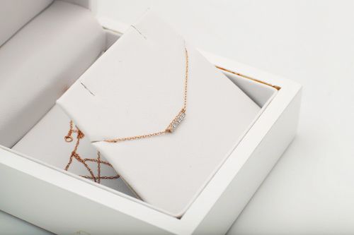 naszyjnik celebrytka w różowym złocie z brylantami na Arena.pl