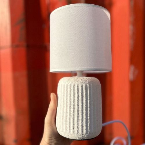 Lampka nocna z abażurem biała ceramiczna ryflowana DION D1 na Arena.pl