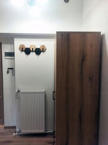 Wieszak ścienny do przedpokoju na ubrania na sciane drewniany Hexagon na Arena.pl