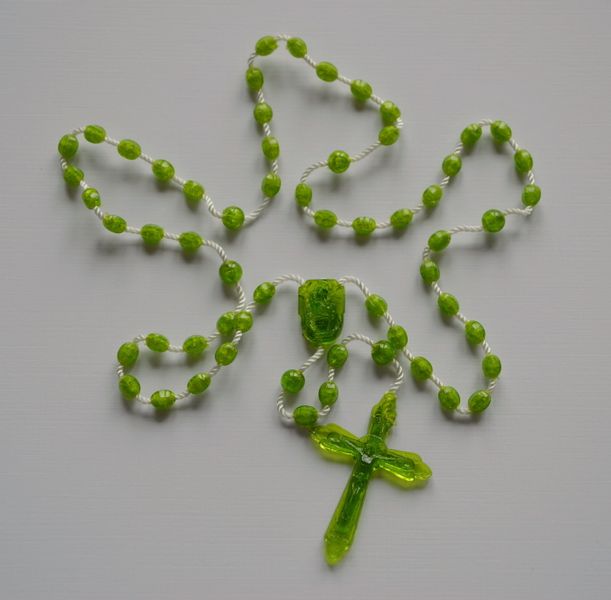 Różaniec na sznurku plastik zielony zdjęcie 1