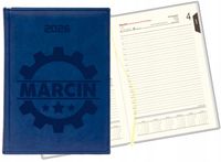 GRAWEROWANY KALENDARZ DZIENNY KSIAŻKOWY A5 2026 Z IMIENIEM DUŻO WZORÓW