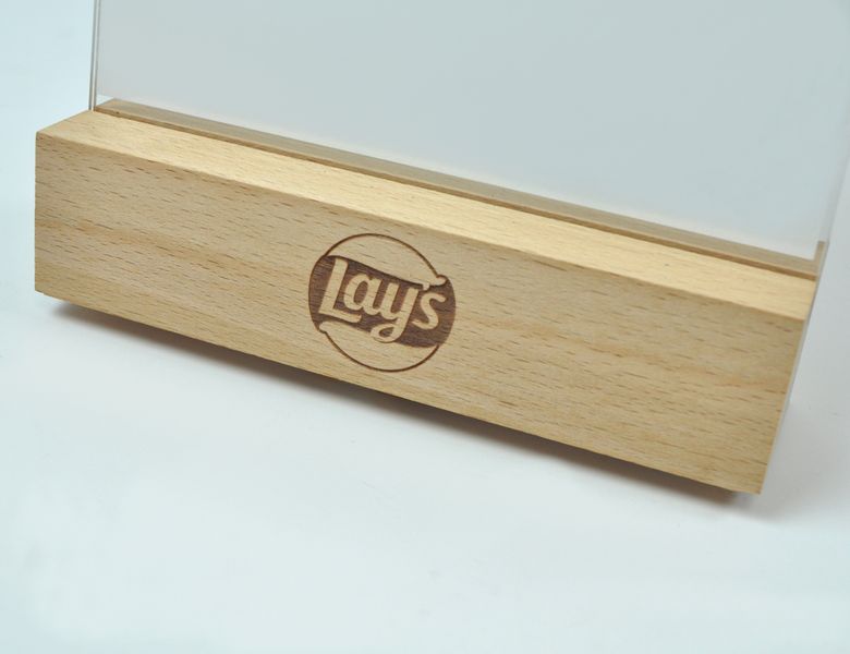 stojak na menu ulotkę plexi + drewniana podstawka z grawerem A5 10 szt zdjęcie 5