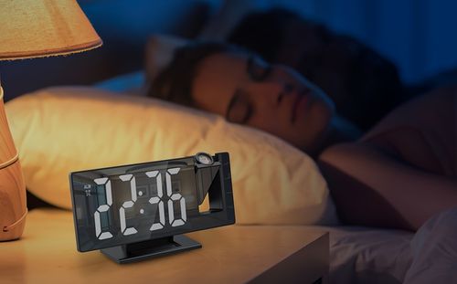 ZEGARY BUDZIK ELEKTORNICZNY CYFROWY Z PROJEKTOREM LED LUSTRO TERMOMETR na Arena.pl