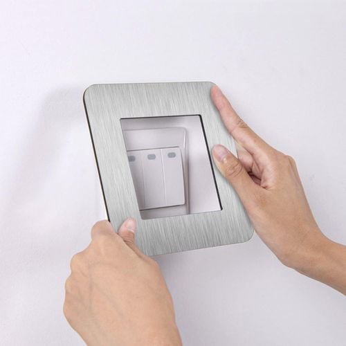 Srebrna Ramka Ozdobna na Włącznik Światła 8,5x8,5 cm Elegancka Osłona na Arena.pl