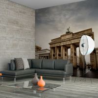Fototapeta - Turyści w pobliżu Bramy Brandenburskiej 400x309