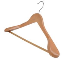 Wieszak drewniany LUX na garnitur garsonki z poprzeczką na spodnie