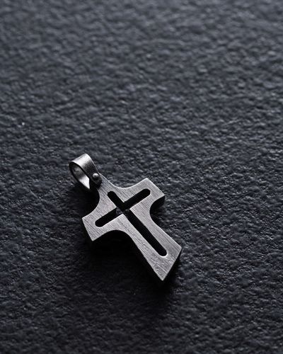 Srebrny krzyż BELIEF na Arena.pl