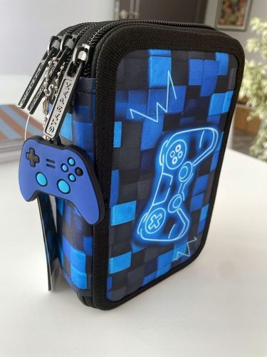 PIÓRNIK SZKOLNY TRZYKOMOROWY Z WYPOSAŻENIEM DLA CHŁOPCA PIXEL PAD GAME na Arena.pl