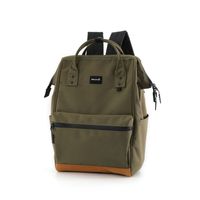 pojemny plecak damski w ciemno zielonym kolorze z portem usb zawieszony