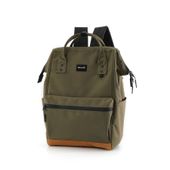 pojemny plecak damski w ciemno zielonym kolorze z portem usb zawieszony