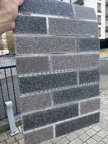 Próbki kolorystyczne cegieł AMK na siatce na Arena.pl