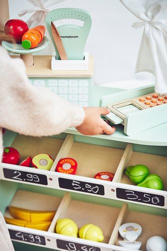 Duży drewniany sklep stragan teatr waga terminal płatniczy warzywa i owoce na Arena.pl