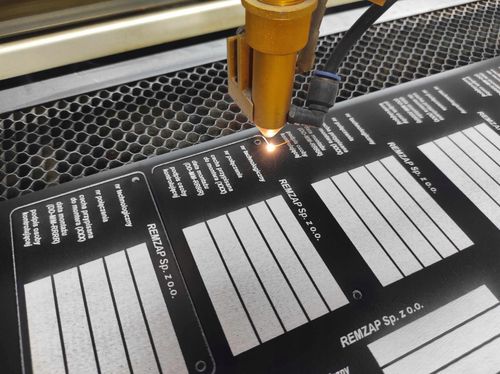 TABLICZKA TABLICA GRAWEROWANA STRZAŁKA nierdzewna z TWOIM NAPISEM parking na Arena.pl