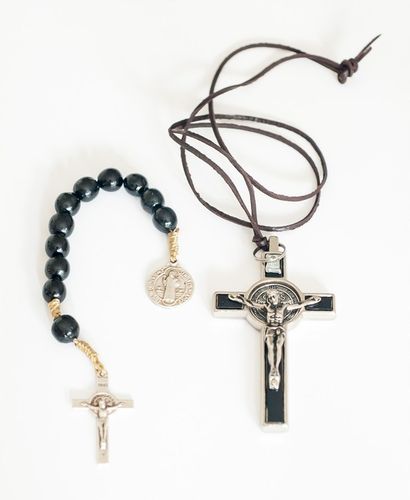 KRZYŻYK METALOWY CZARNY ŚW Benedykta 4,5 x 8cm /dziesiątka drewniana 2 w 1 na Arena.pl