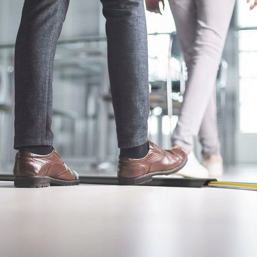 Ochraniacz listwa na kable podłogowa wytrzymała mocna KabelDirekt – 2m na Arena.pl