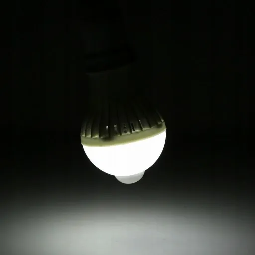 Żarówka LED E27 5W z czujnikiem ruchu i zmierzch zdjęcie 9